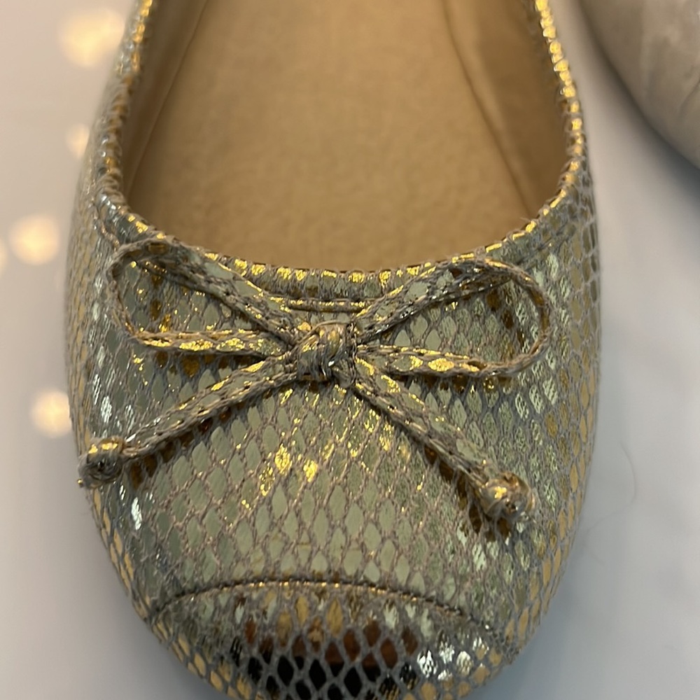 NWOT Cityclassified Gold Flats Size 7. - Picture 3 of 5